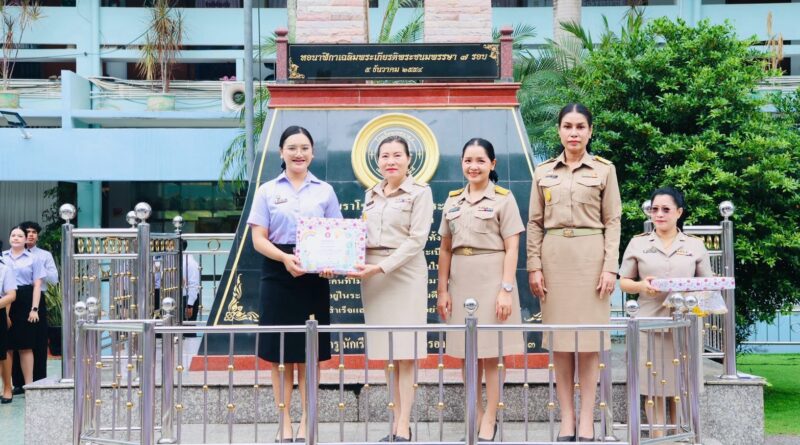 ขอแสดงความยินดีกับนางสาววิสสุตา ศรีสุขใส ที่ได้รับรางวัลเหรียญทอง ในการประกวดสื่อการเรียนการสอนของนักศึกษาฝึกประสบการณ์วิชาชีพครู ในการฝึกประสบการณ์วิชาชีพครูภาคเรียนที่ 1/2569 ณ โรงเรียนเทศบาล 5 (เทศบาลนครสุราษฏร์ธานี)